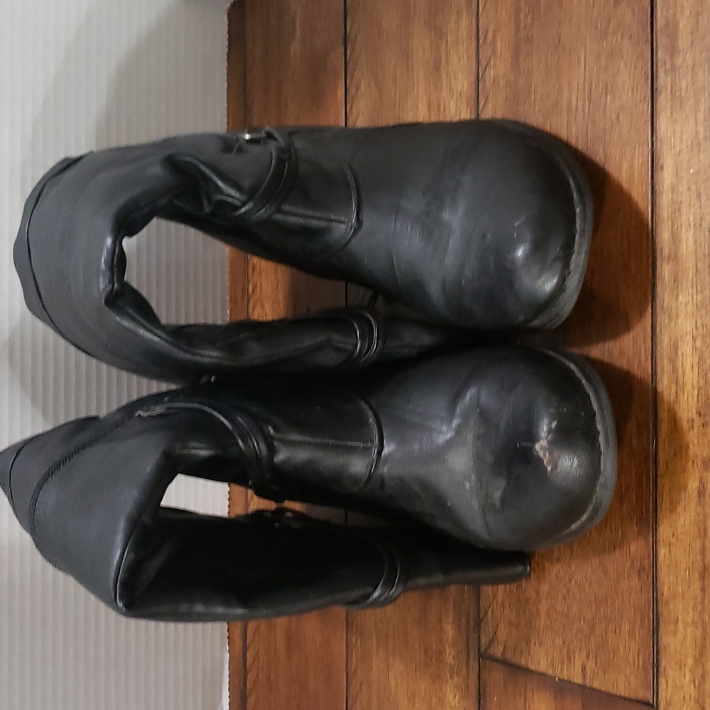 Boots - Picture 3 of 6